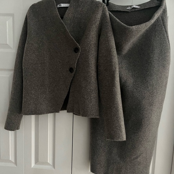 Zara 2-piece skirt and cardigan, beige/grey, Size L. - Picture 3 of 7